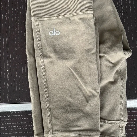 ALO Yoga High-Waist Avenue Legging in Olive Branch - Picture 3 of 3